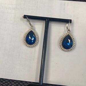 Ringstone earrings with blue in the middle